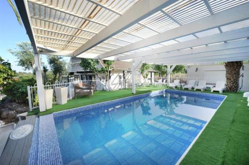 Yavne'el Bed & Breakfast | לוז כנרת של רשת לב הגולן - וילה ו-4 צימרים מושלמים עם בריכה משותפת מחוממת ומקורה, ליד הכנרת