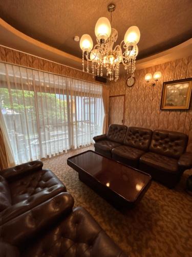 Ishiwaki House | 2つの温泉が徒歩圏内にある一棟貸し古民家民宿Honjo no ie駐車場4台無料最大9名宿泊可能