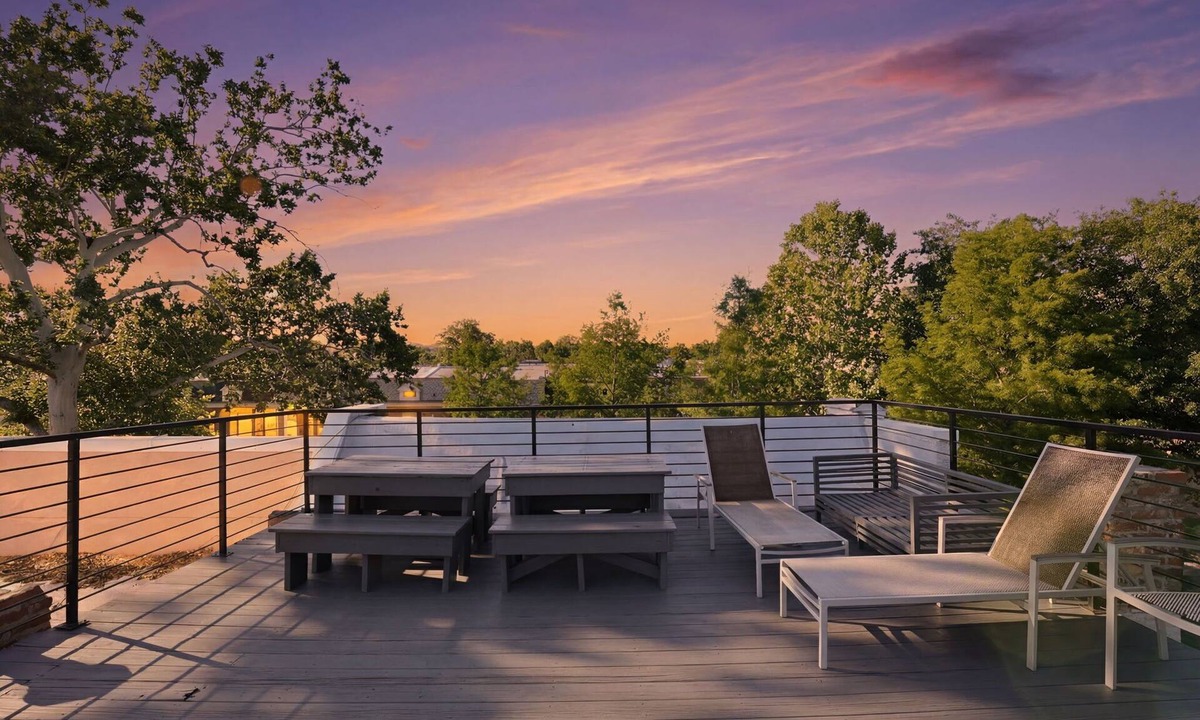 Stronghold House | 5BR + Rooftop Deck · Sleeps 14 · Skyline Views