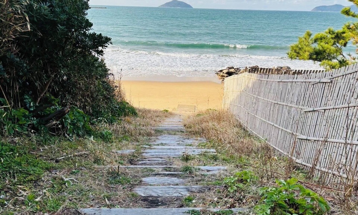 Itoshima House | 60 seconds to the ocean. Just one train ride from Fukuoka Airport. Old-fashioned Japan—something you can't experience at a hotel. Entire traditional Japanese house for rent.