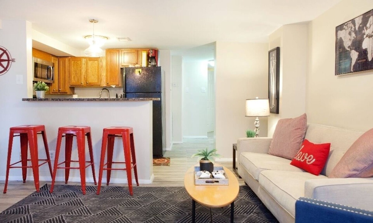 Logan Circle House | Amazing Logan Circle 2 Bdrm Bsmt Apt/Convention Center.