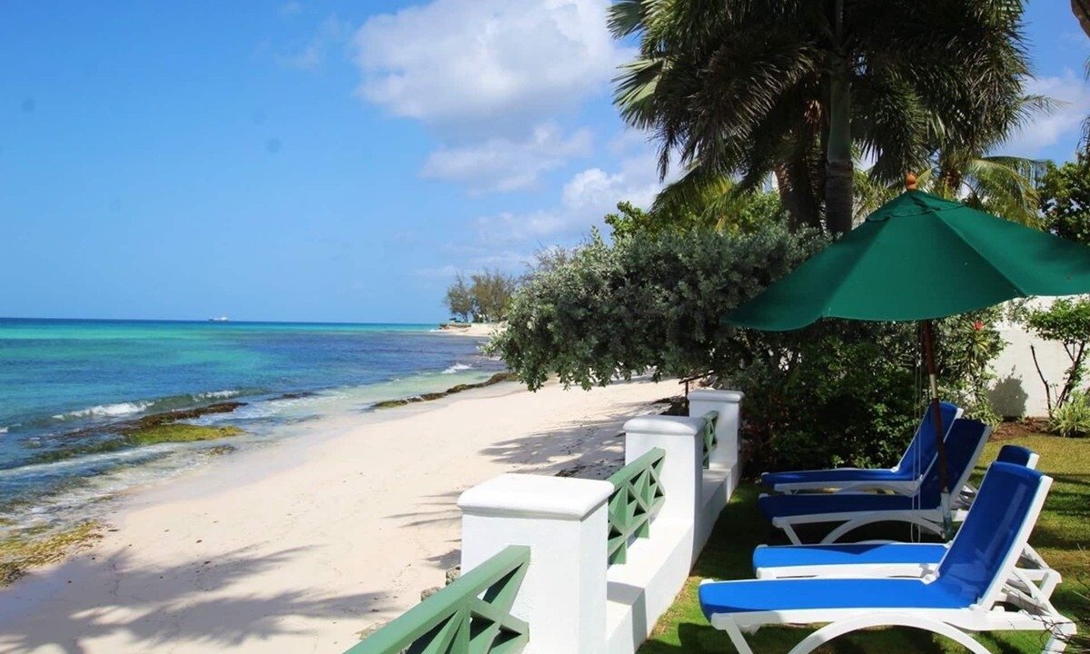 Saint Lawrence Apartment | Beachfront Studio with Pool