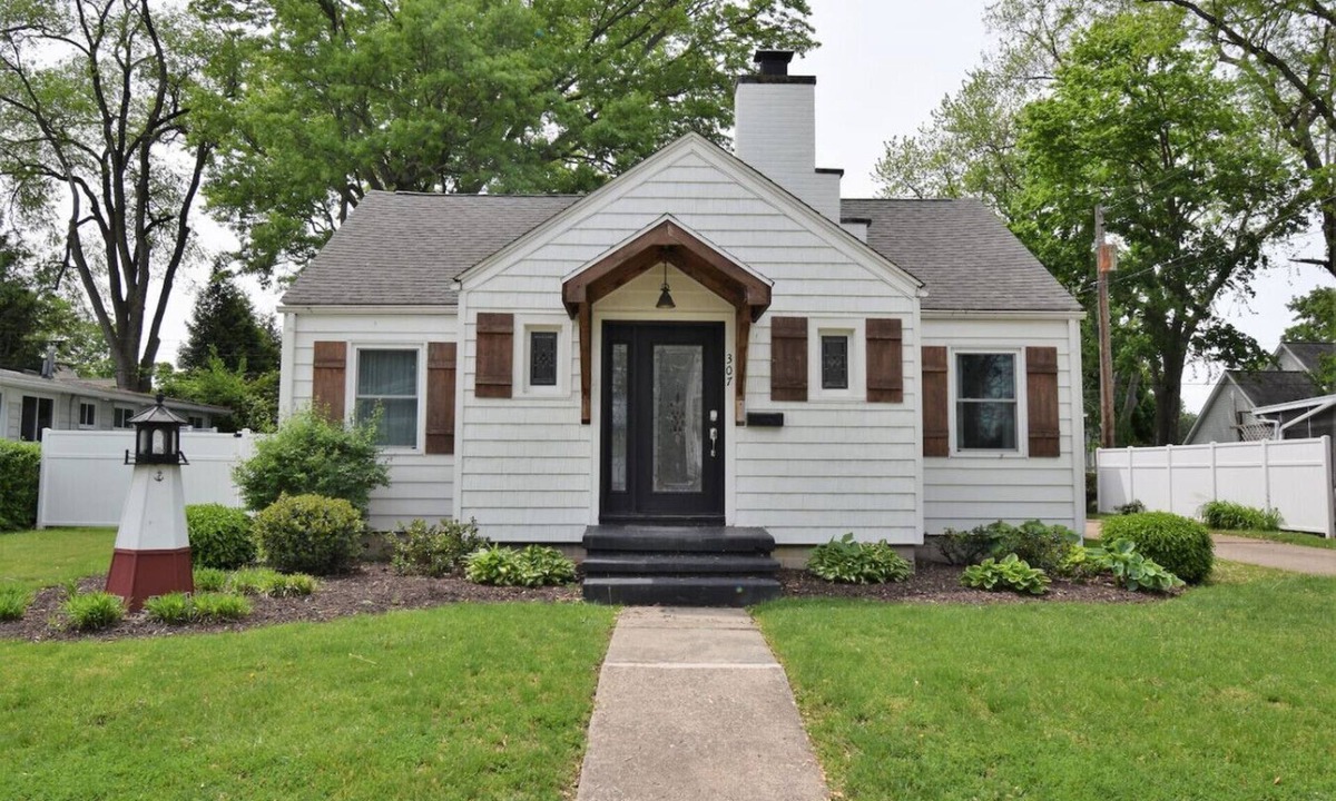 Huron House | Beachside Cottage- 1 min walk to sand and sun