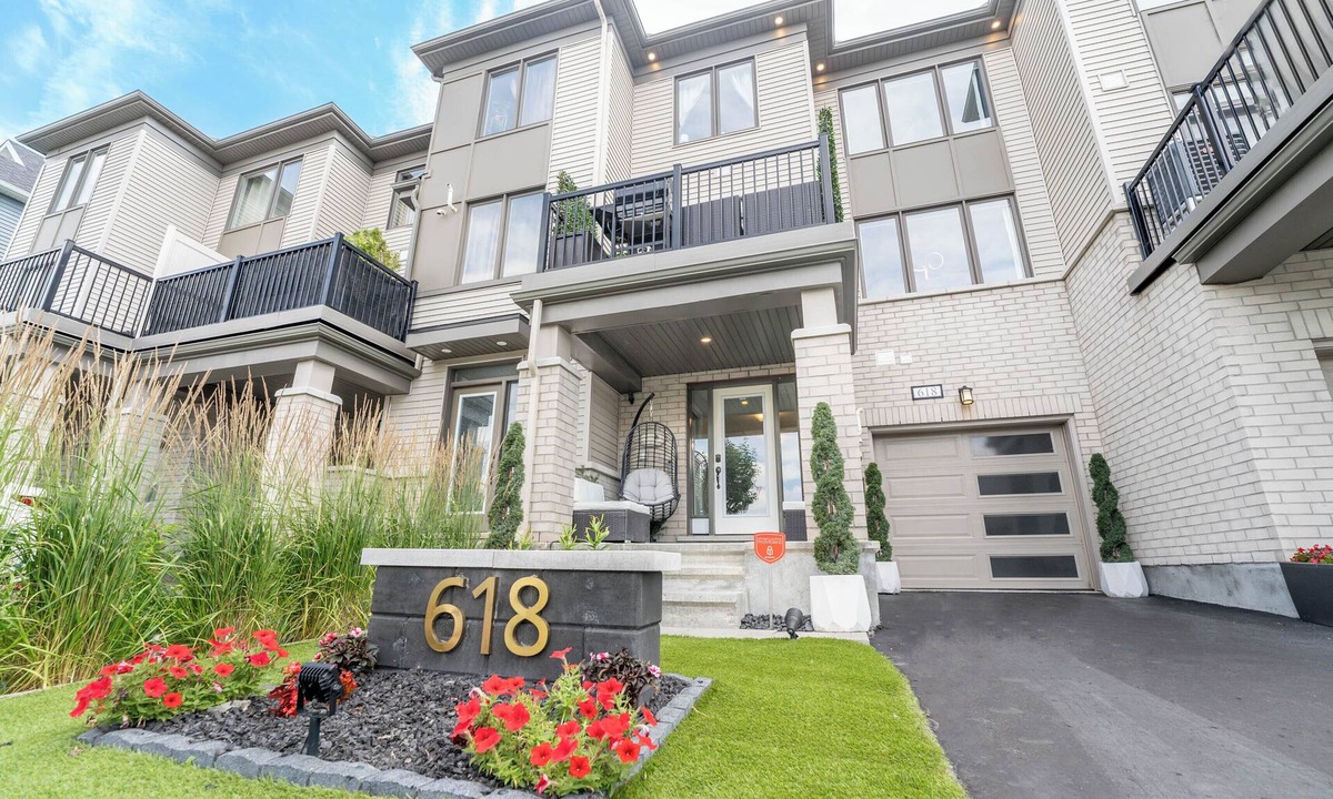 Ottawa Division House | Bright modern Ottawa home facing park, sleeps 8, 25min to downtown.Pet Friendly.