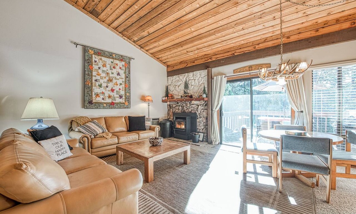 Lakeshore Condo | Comfy condo with Mountain View’s and big deck