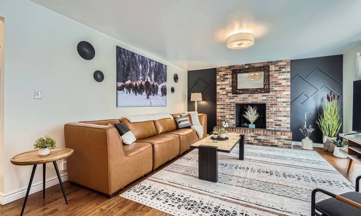 Scenic Heights House | Convenient Location! Up to 11 guests. 5 beds-2 Kings! Foosball, games. Garage.