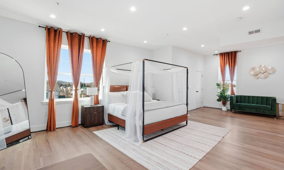 Northeast House | DC Luxury Retreat for Families & Groups 5BR/5.5BA Parking Metro EV Charger