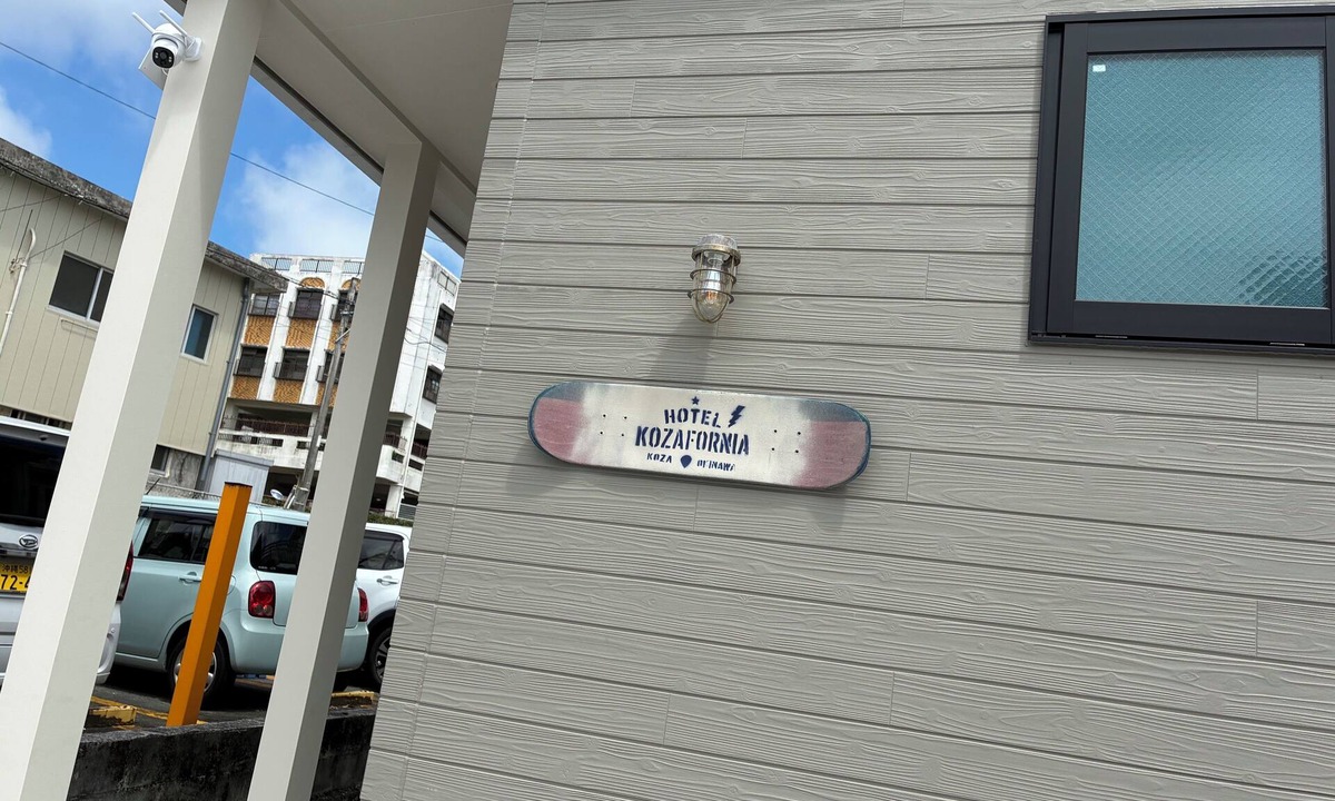 Kadena-cho Hotel | Hotel Kozafornia 1 building for rent with 3 rooms, each with bath, shower and toilet. For families of up to 8 people + 4 children! Okinawa Arena 10 min. Churaumi Aquarium 80 min. 2 parking lots