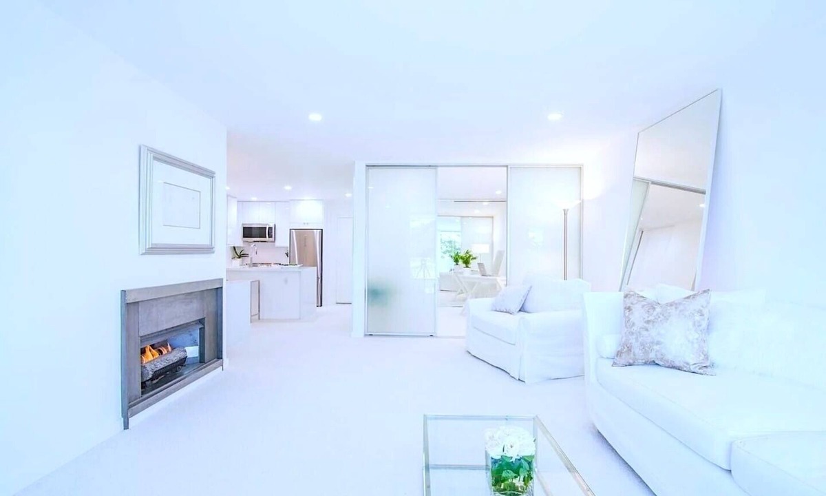 West Los Angeles Condo | Magnificent Villa Blanca in the heart of Brentwood