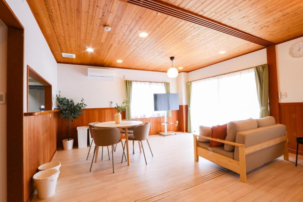 Togo-cho Apartment | 民泊 vacation rental "Seto Mori Nest" 15-minute drive to Ghibli Park,1 train to the nagoya dome ,wooden house with a wood deck