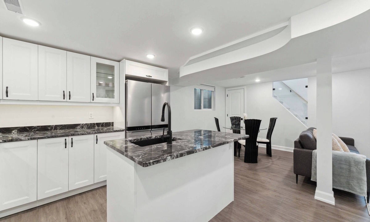 Bells Corners House | Modern 3 Bedroom Suite