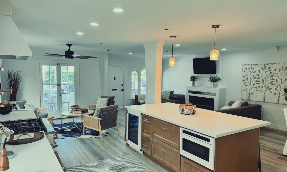Belmont Shore House | Modern Belmont Shore Beach House. Walk to Sand. Sleeps 8. Patio + Balcony.