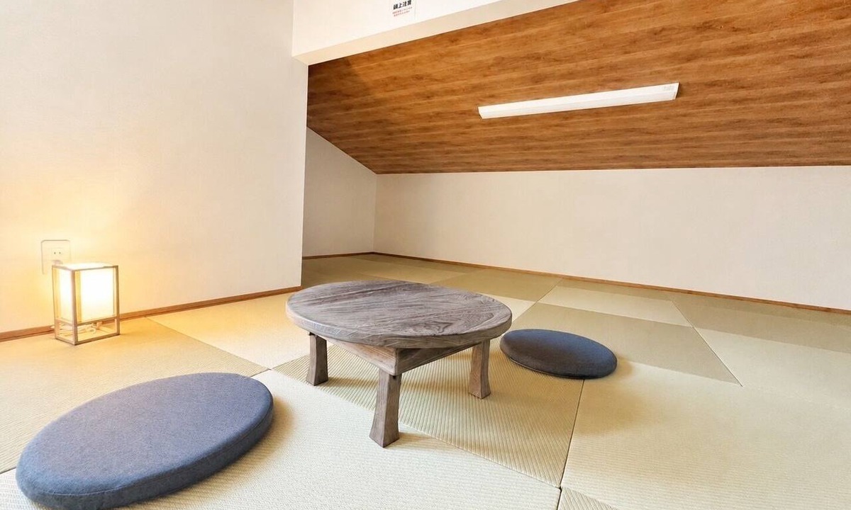 Busshozan Cho House | NEW OPEN/Entire House Rental/2-minute walk from the Bus Stop for Buses to Bushozan Station and the Airport/Accommodates up to 10 guests/Parking for 5 cars/Family-friendly and suitable for large groups