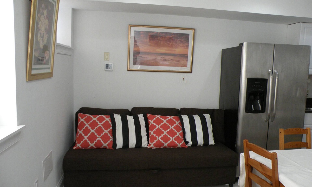 Capitol Hill House | One Block to Library of Congress- Capitol Hill-English Basement