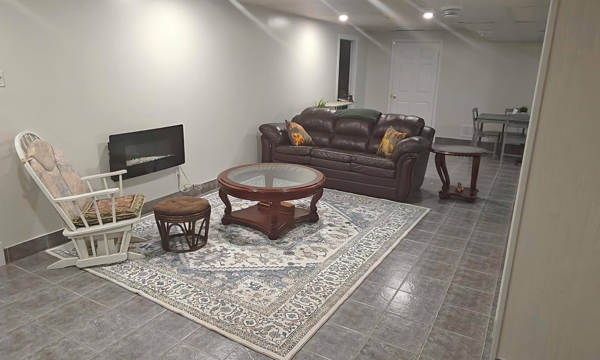 Ottawa Division House | Private 2BR Suite With Parking Minutes Near Ottawa Airport