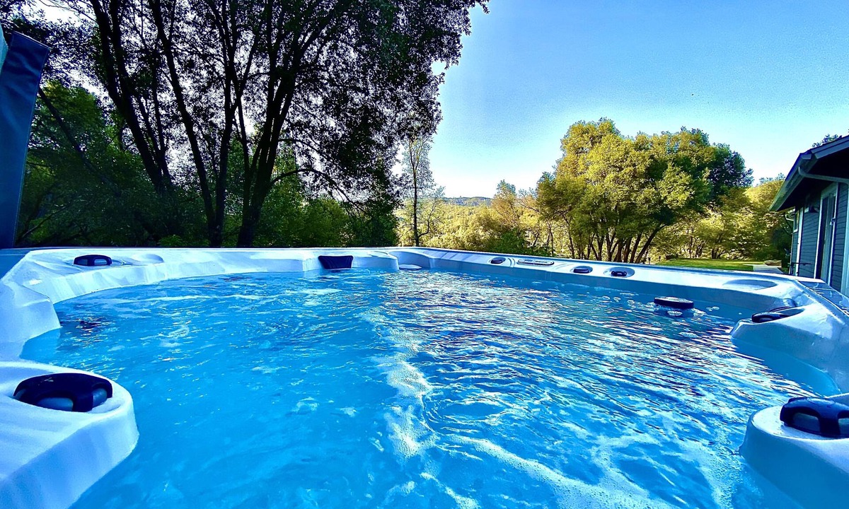 Oakhurst House | Private and Serene house with a Spa, near Yosemite & Bass Lake
