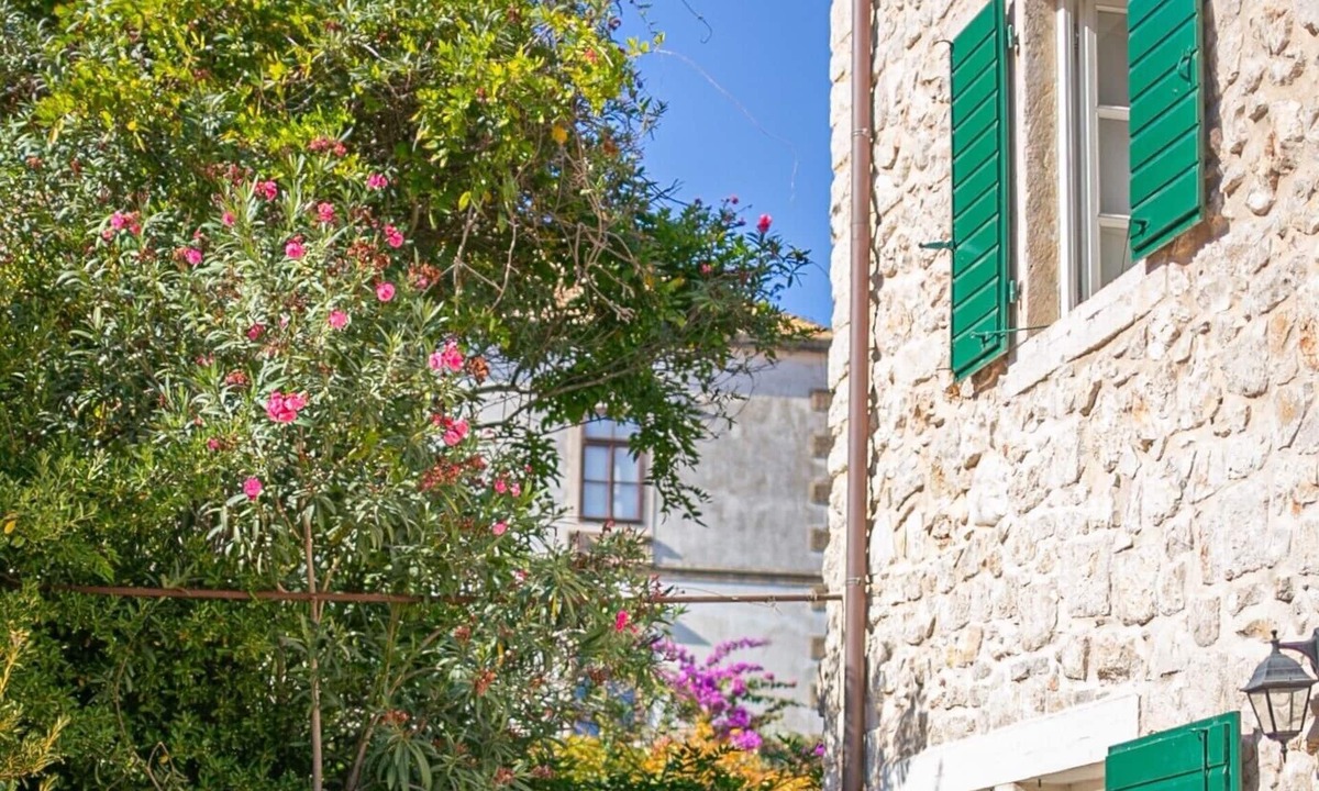 Stari Grad House | Revelin Hvar - Unique 16th-century UNESCO Tvrdalj Castle guest wing near beach