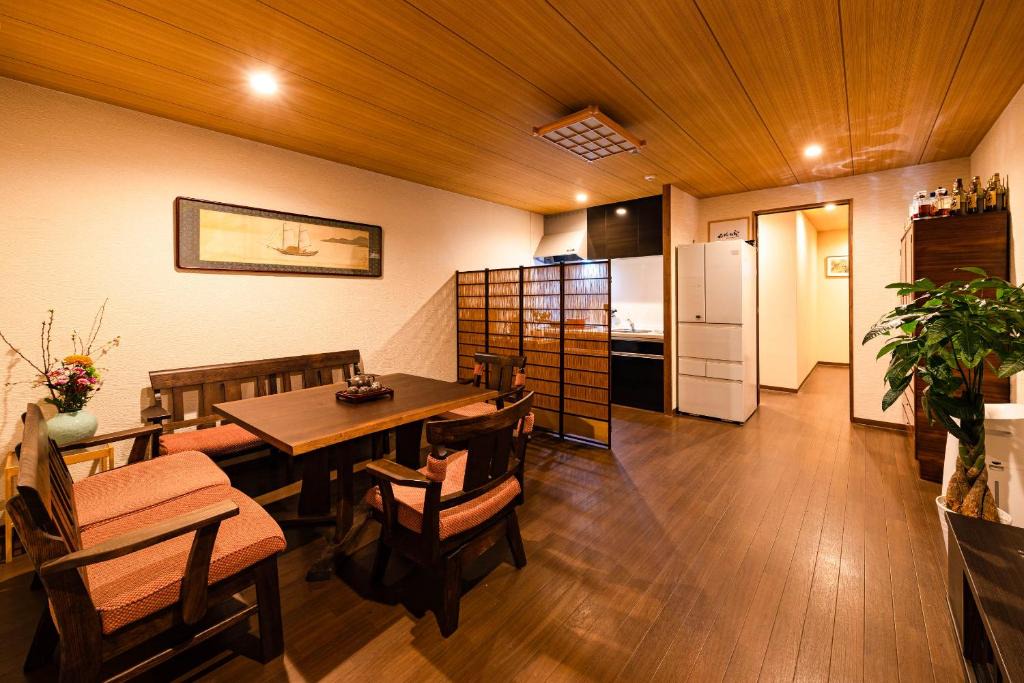 Shinsekai Villa | Shirakabanoyado-MAMEMACHIIE, 白樺の宿-豆町家, 2min to Station and Tsutenkaku