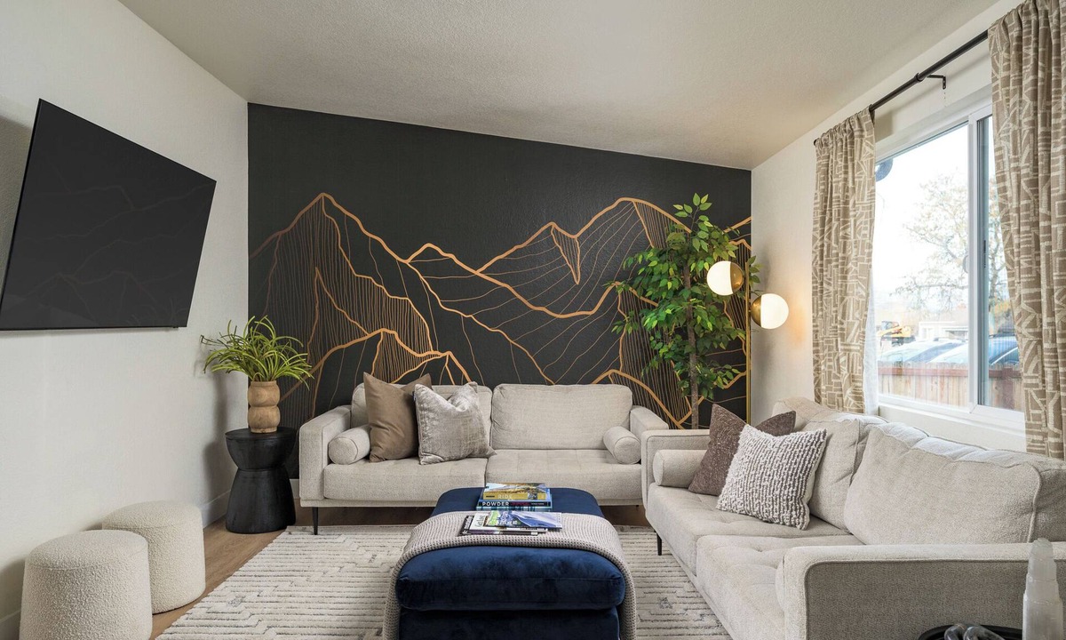 Berkley House | Sleeps 16 - Minutes to Downtown DENVER! Red Rocks! Great Backyard!