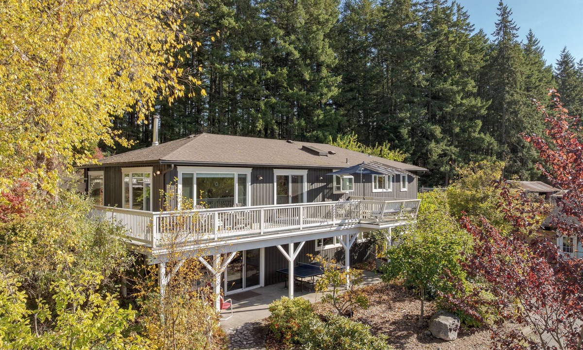 Eastsound House | Spacious, Bright Farmhouse near Eastsound, Orcas Golfing. Gourmet Kitchen, Two Exceptional Living Rooms for lounging. Perfect home for Families with Dogs! 🔹Wood-fired Pizza Oven 🔹Hot Tub 🔹EV Charger 🔹Fully Fenced 🔹Fast WIFI <b