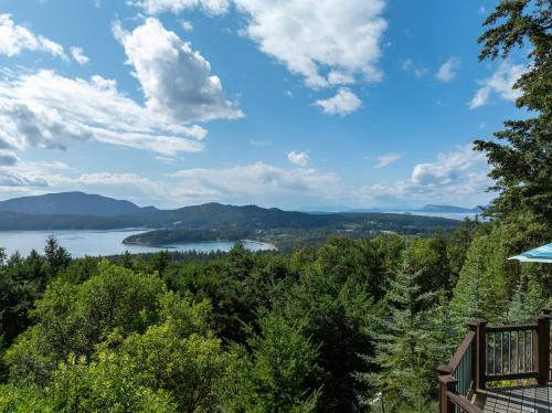 Eastsound House | Stunning Sunsets, Luxe Lodging, Sauna and Spa