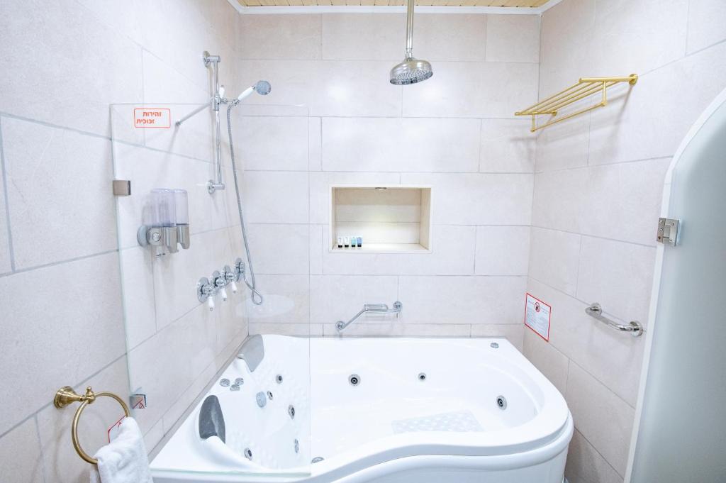Bat Shlomo Apartment | Svarzman suite