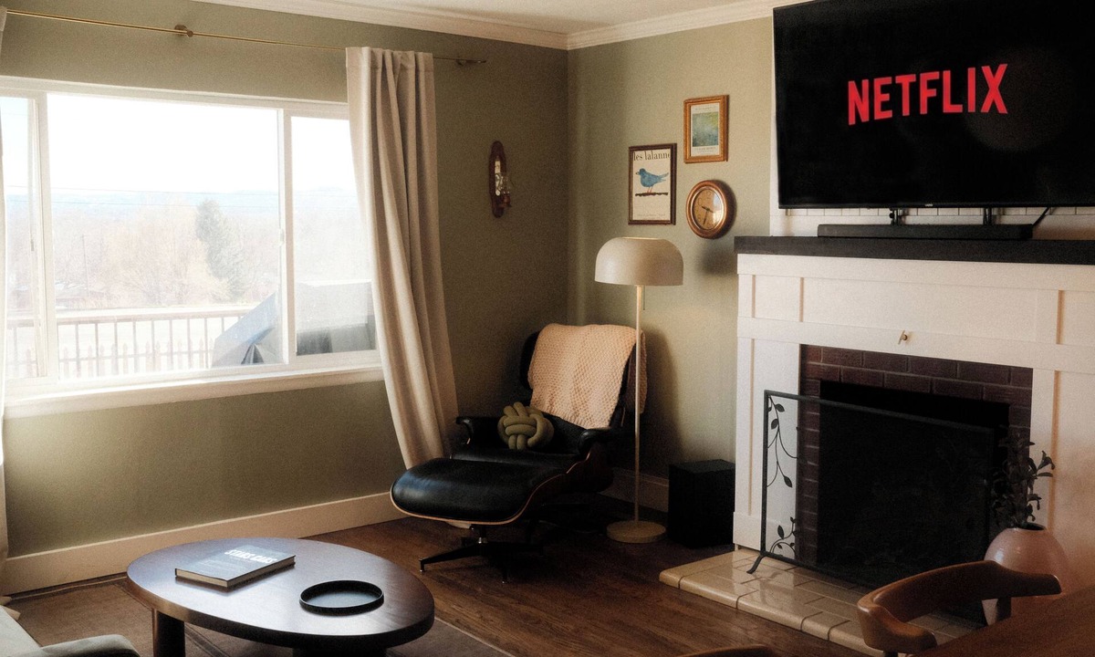Scenic Heights House | The Vinyl House: Olde Town - King Bed - EV Charger - Epic Views - Designer Home