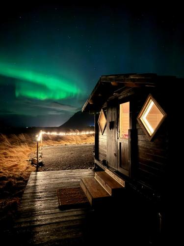 Hvalfjarðarsveit Apartment | Tiny Cabin Under the Northern Lights