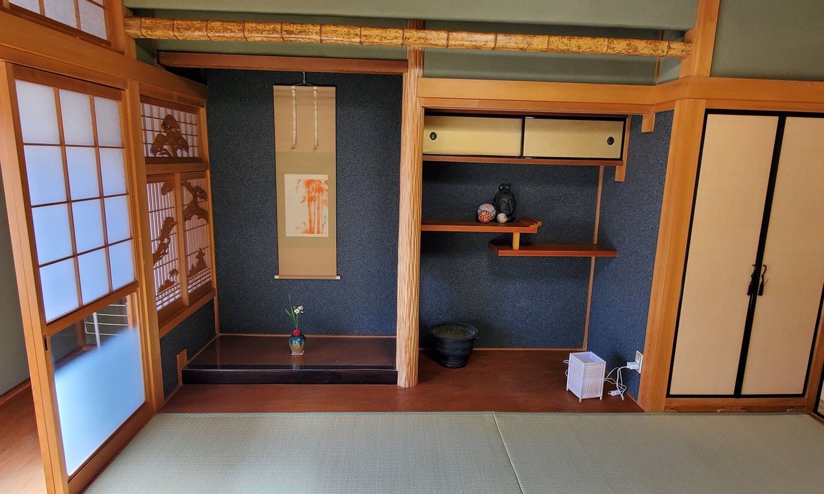 Nara House | Tsubaki no Yado: Bath with Courtyard, Entire Traditional Japanese House with Garden Available for Rent (August 5–14) Nara Tōka-e Campaign: Affordable Rates Available. The gentle glow of the lanterns is sure to bring healing and put a smile on your face.