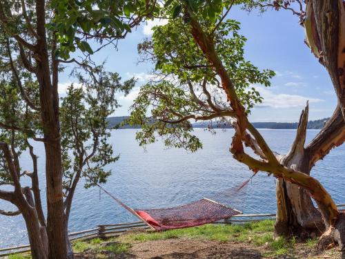 Orcas House | Waterfront Luxury, Chef's Kitchen & Sunset Views