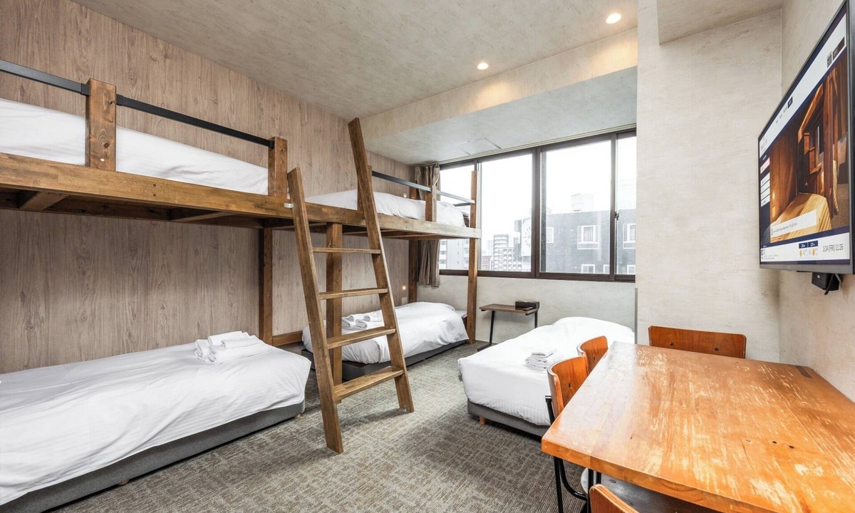 Motomatchi Hotel | WellStay Namba 5person room with desk - WELLSTAY Namba 9F 5 person room with desk/Osaka Ōsaka