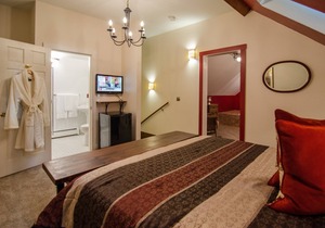 🍳 B&B ☕ Red Jacuzzi Suite (2nd Fl), Custom Breakfast, Downtown Shelburne, VT! in Shelburne