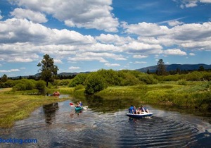 Bend-Sunriver Camping Resort Two-Bedroom Cabin 5 in Three Rivers