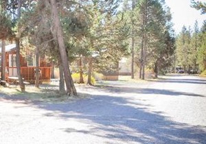 Bend-Sunriver Camping Resort Two-Bedroom Cabin 5 in Three Rivers