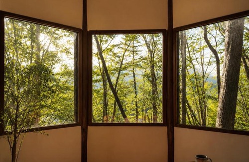 Minakami Ski Chalet | 標高800m 暑さを忘れる森と源泉掛け流し温泉