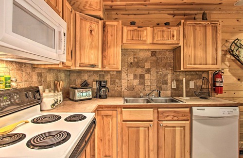 Chalet Village Cottage | 2 Mi to Town! Gatlinburg Chalet w/Hot Tub
