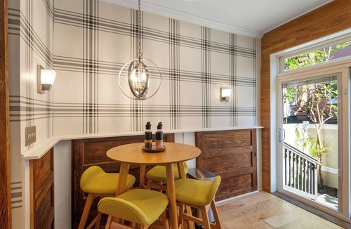 Bloomingdale House | 2x King Beds, 1x Trundle Bed, Fireplace, Private Backyard, Washer/Dryer