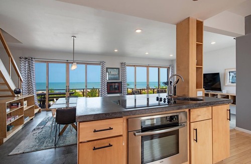 Sandusky House | 3 BR Modern Lakefront Home 2miles from C.P. and Sports Force Winter Stays!