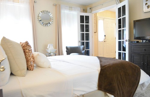 Fort Washington Bed & Breakfast | 5 BDRM Boutique Home Backyard Oasis near National Harbor,MD and DC.