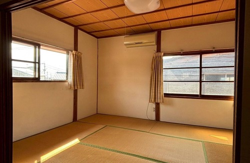 Itoshima House | 60 seconds to the ocean. Just one train ride from Fukuoka Airport. Old-fashioned Japan—something you can't experience at a hotel. Entire traditional Japanese house for rent.