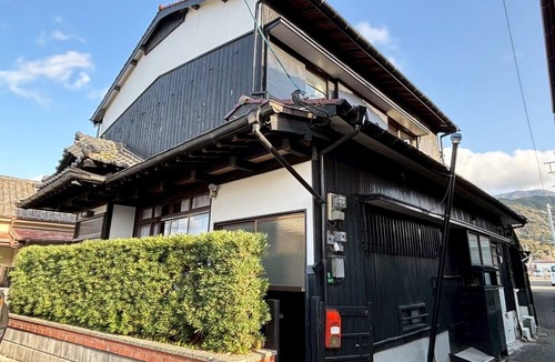 Itoshima House | 60 seconds to the ocean. Just one train ride from Fukuoka Airport. Old-fashioned Japan—something you can't experience at a hotel. Entire traditional Japanese house for rent.