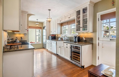 The Strand House | Beach Cottage, ocean view, walk to beach and downtown