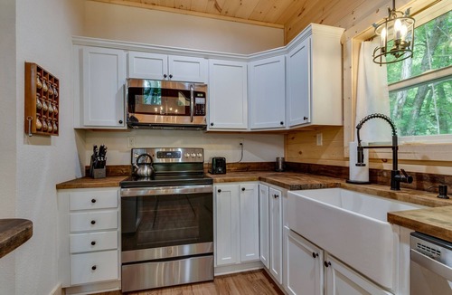 Chalet Village Ski Chalet | Beautiful Chalet in Gatlinburg with a Mountain View 3 bedroom 2 bath!