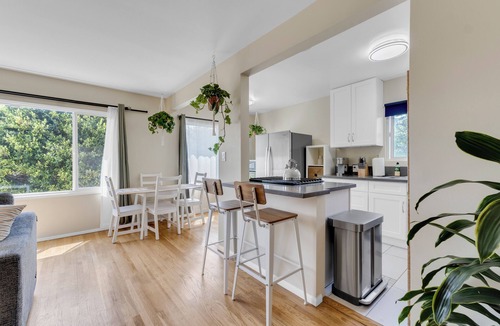 Del Rey Apartment | Beautifully Remodeled 2bed/1bath Apartment. Top Location, 15 min to Beach!