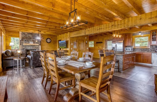 Chalet Village North Cabin | Brand NEW Luxury 4/4.5 Cabin! AMAZING VIEW! Indoor Pool, Huge Game Room, WIFI
