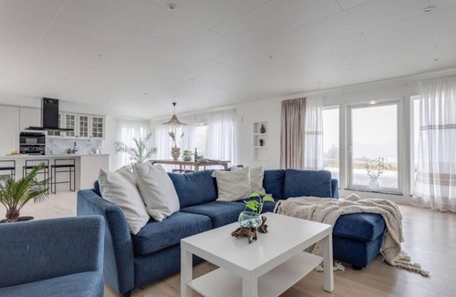 Halanda Villa | Captivating 3-Bed Villa in Halanda with Lake View