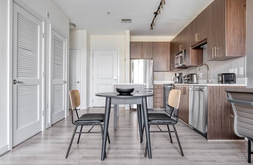 Jefferson Manor Apartment | Charming Potomac Yard City 1BR w/W/D & Gym, nr Airport, by Blueground
