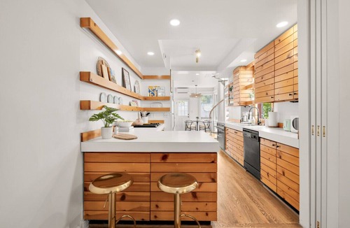 Old Town West House | Charming Townhouse in Historic Old Town Alexandria - Perfect for Families and Groups