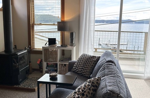 West Sound Apartment | Charming West Sound studio apartment with beach access!