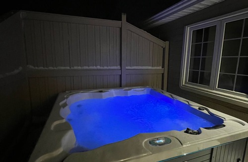 Grundarhverfi Villa | Cheerful 4-bedroom home with hot tub and gym